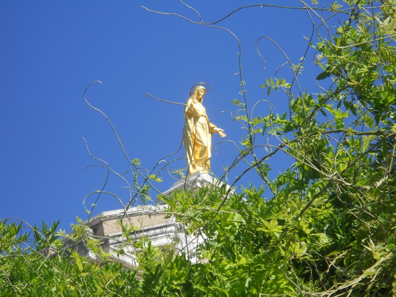 Santa Maria degli Angeli:Statua della Madonna sulla sommità della Basilica - Statue of Our Lady at the top of the Basilica
